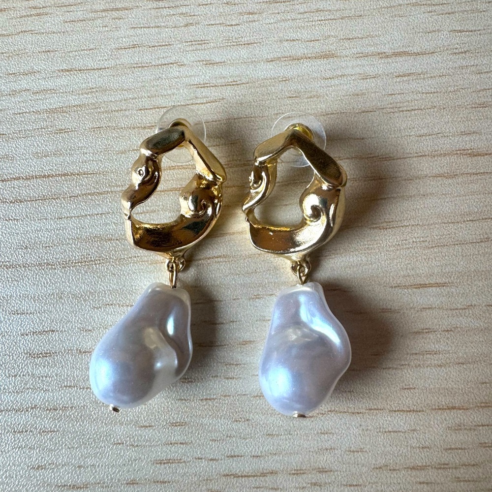 NWOT Melia European Gold Pearl Post Earrings
